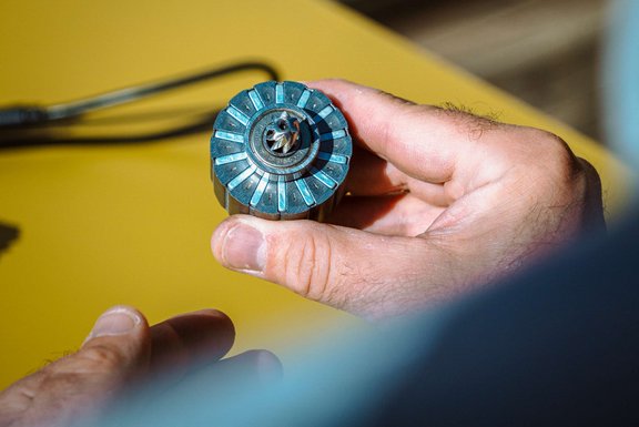 holding a hub motor 